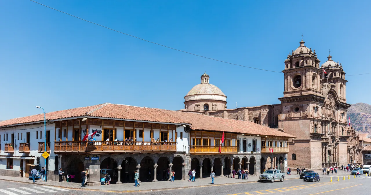 Gereja bersejarah dan Plaza de Armas di Cusco