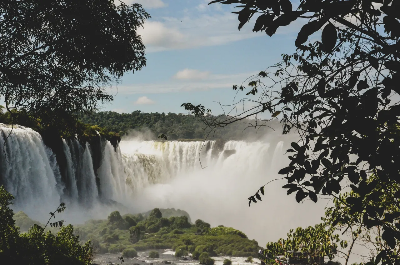 Air terjun Iguazu dilihat dari sisi Brasil