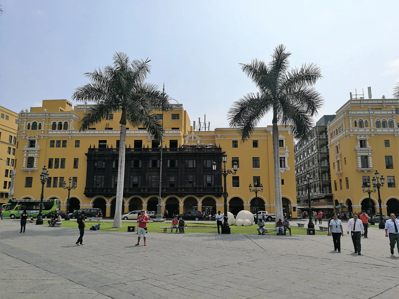 Plaza Mayor dengan bangunan kolonial di Lima