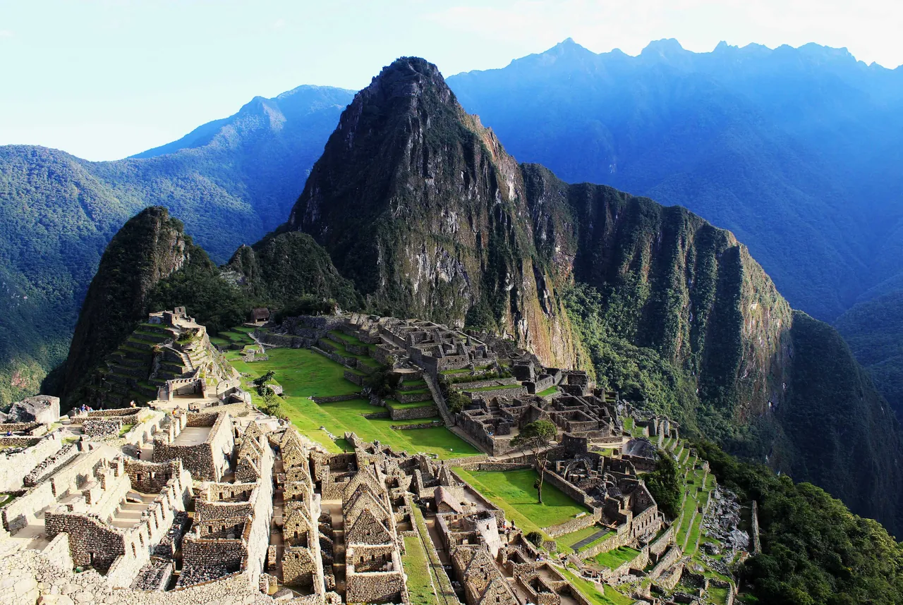 Machu Picchu dengan puncak Huayna Picchu