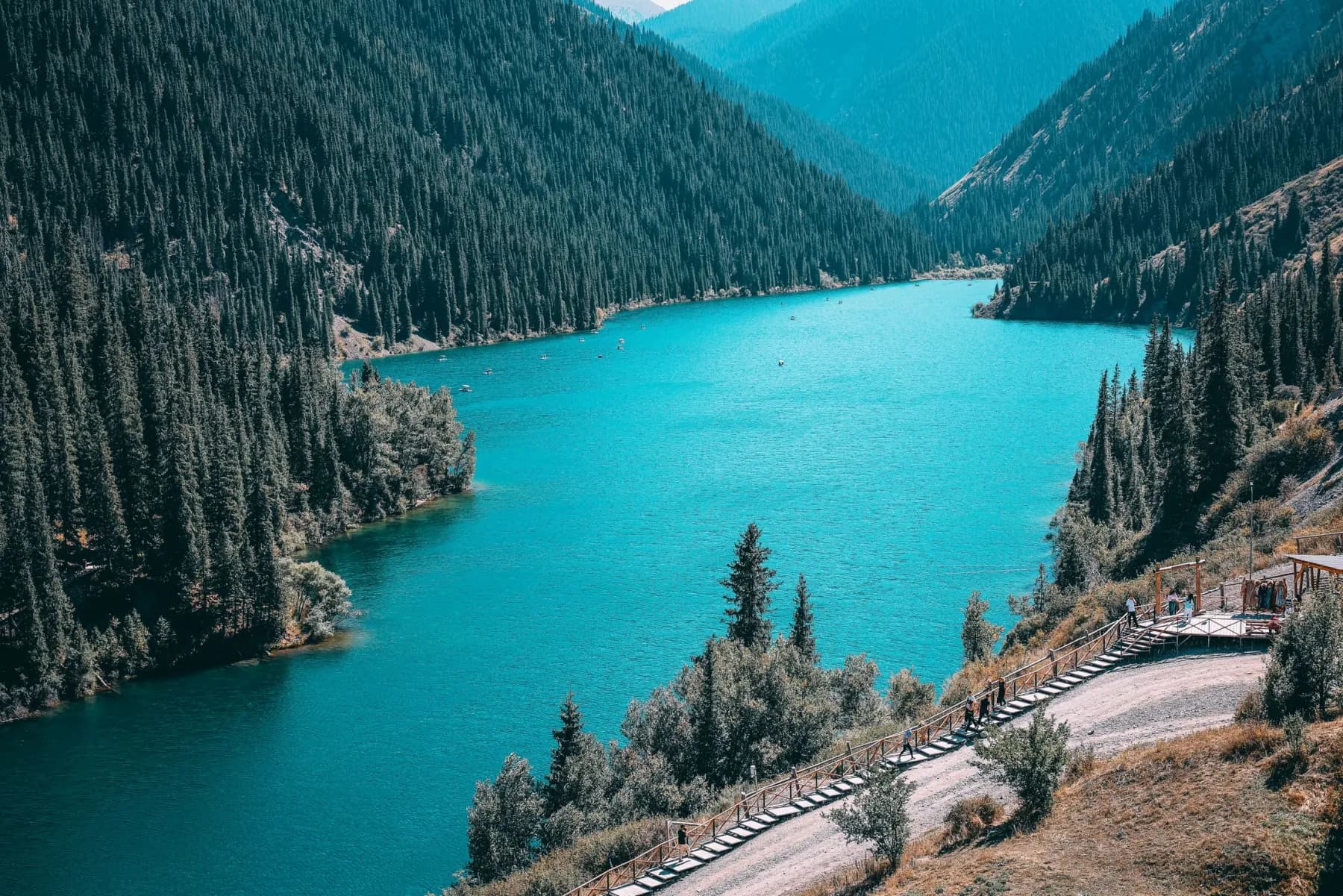 Danau pegunungan dan bentang alam Asia Tengah