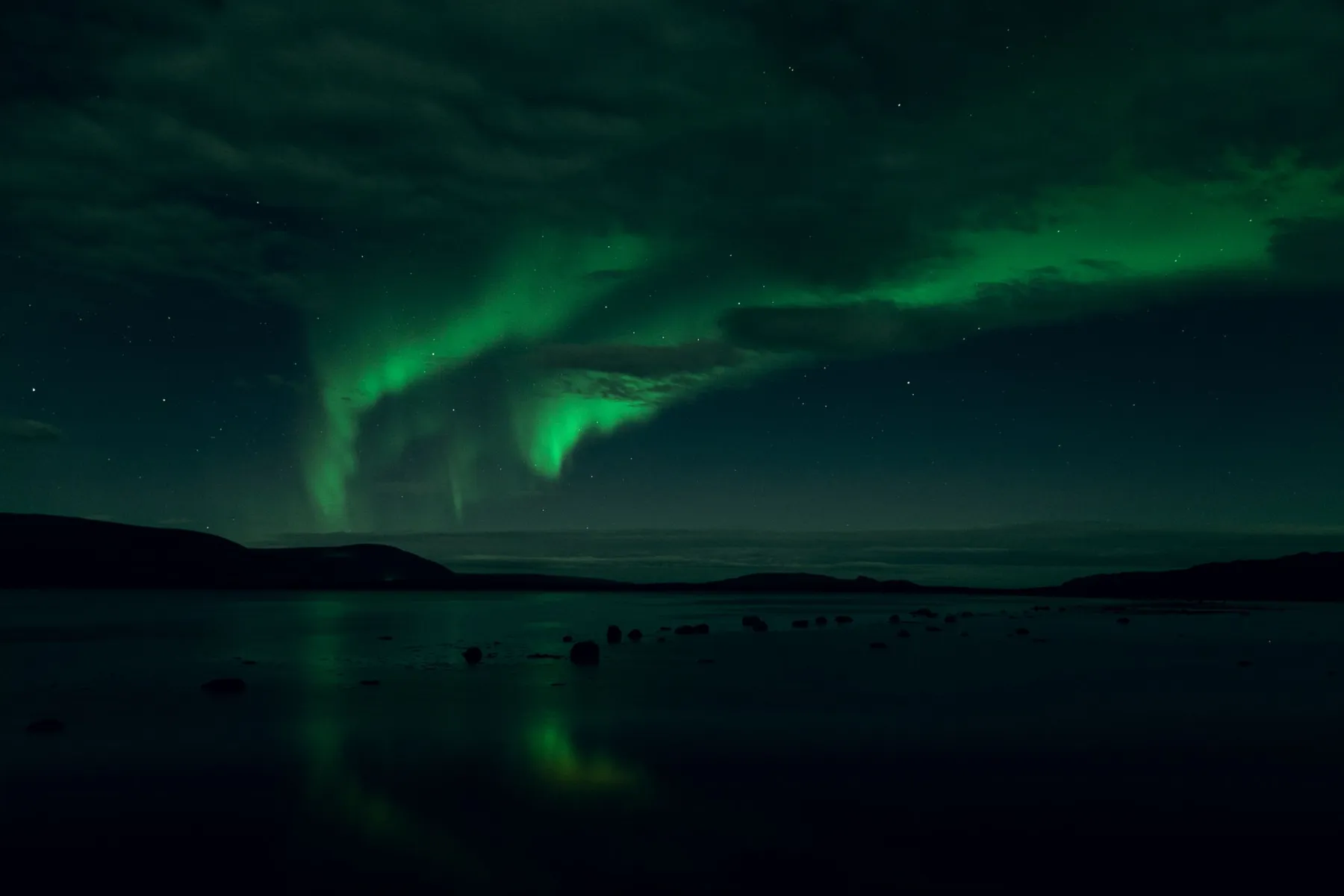 Aurora di atas lanskap bersalju Rusia