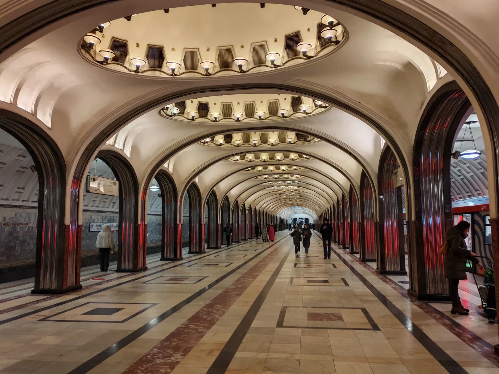Mengenal Budaya Rusia: Dari Metro Moskow ke Kanal Saint Petersburg