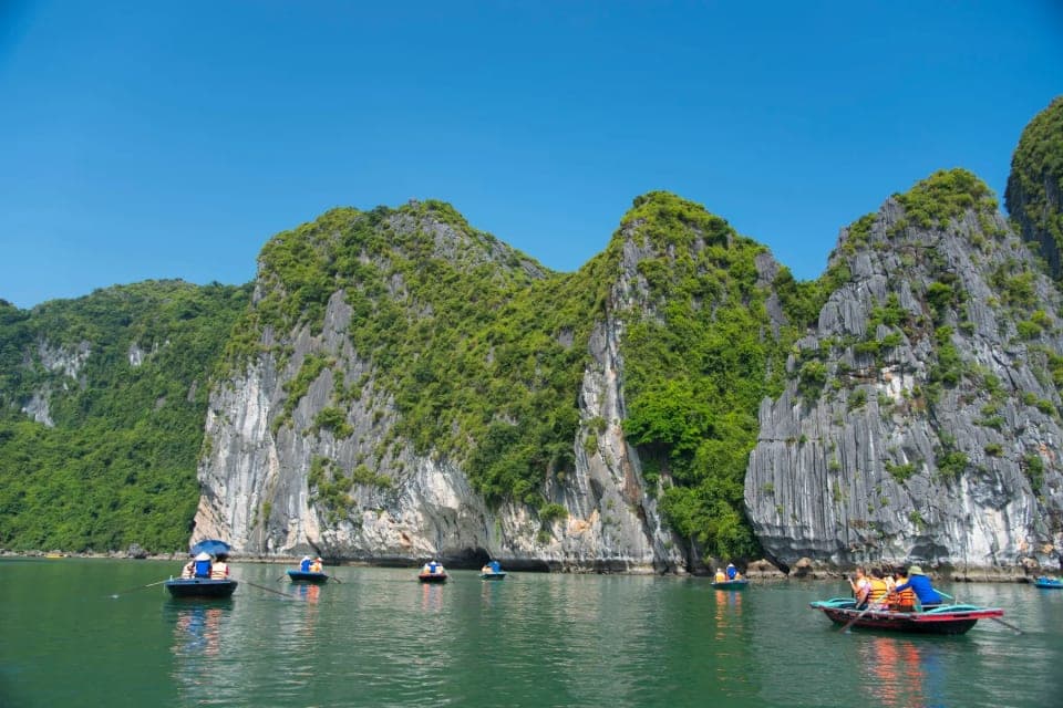 Gambaran perjalanan Hari 6: Hanoi - Bus shuttle ke Teluk Halong / Bermalam di kapal pesiar
